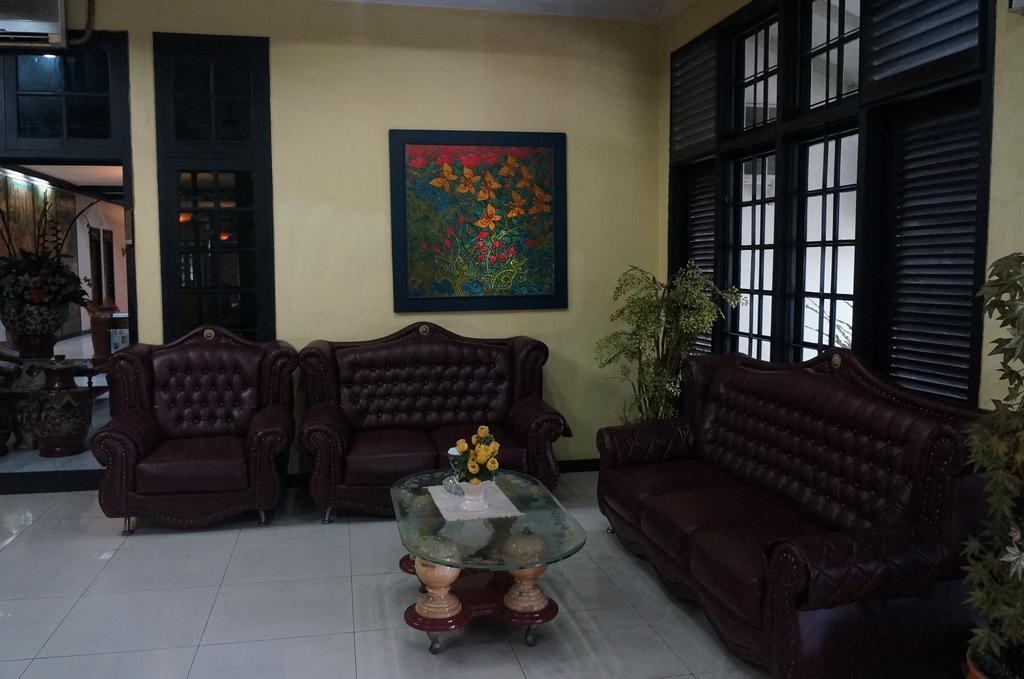 Urbanview Hotel Crown Tasikmalaya By Reddoorz Exterior foto