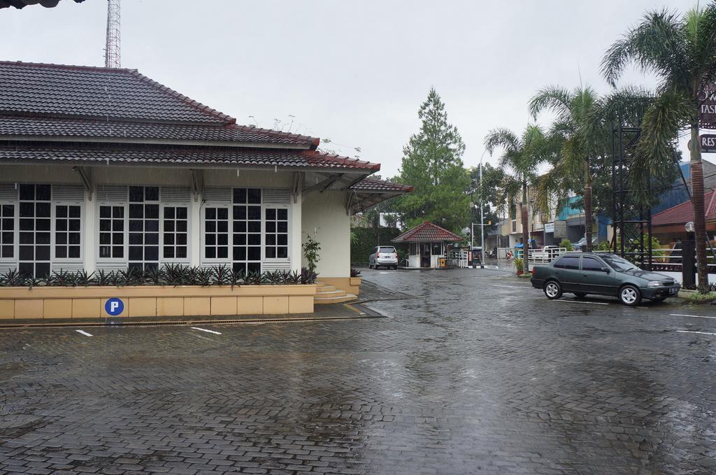 Urbanview Hotel Crown Tasikmalaya By Reddoorz Exterior foto