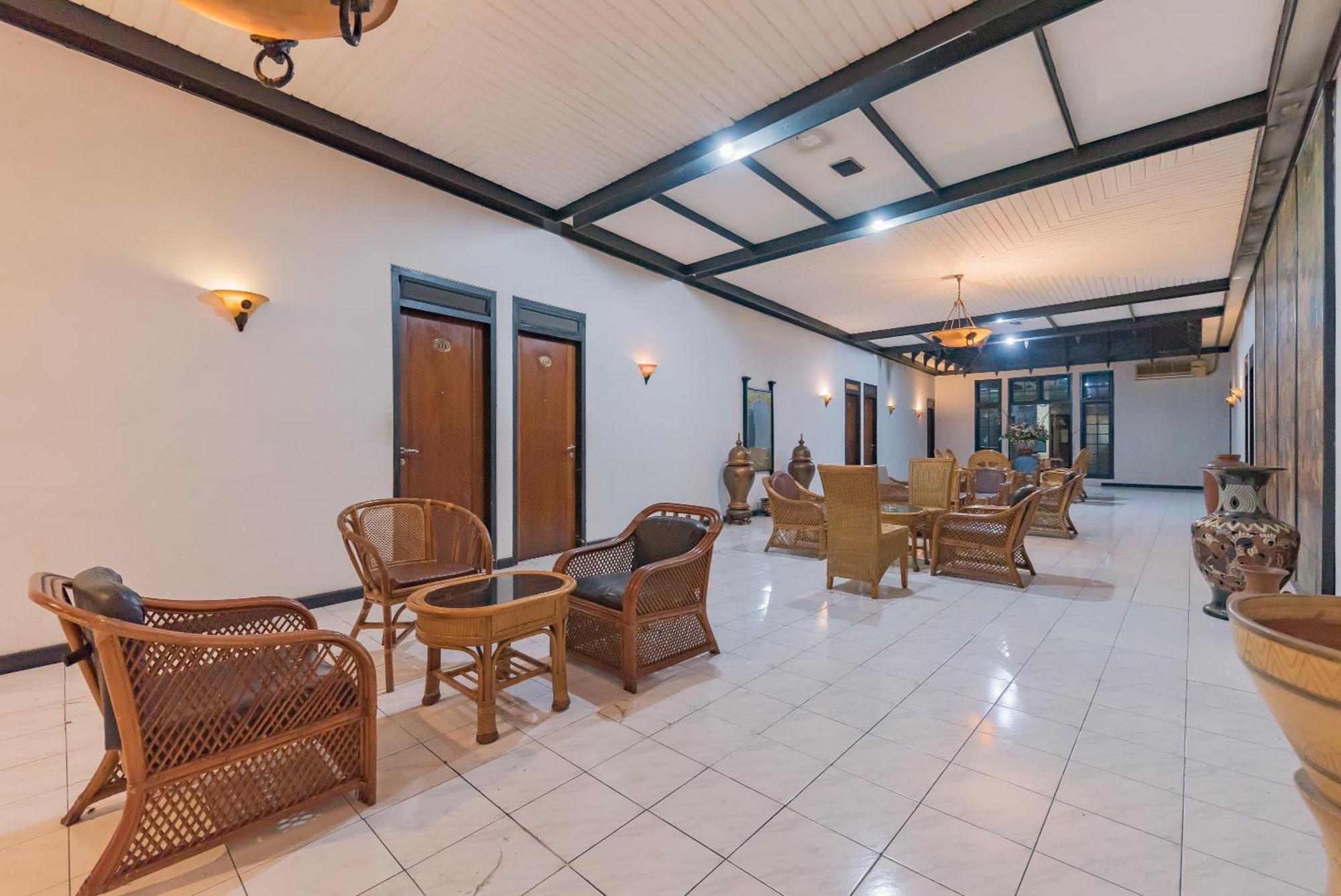 Urbanview Hotel Crown Tasikmalaya By Reddoorz Exterior foto