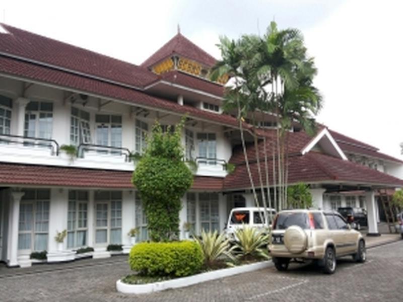 Urbanview Hotel Crown Tasikmalaya By Reddoorz Exterior foto